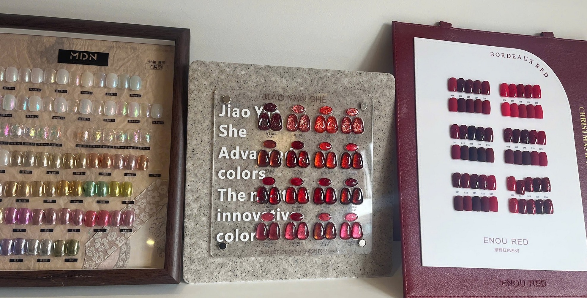 Kleurkaarten met nageltips in rijen aan de muur