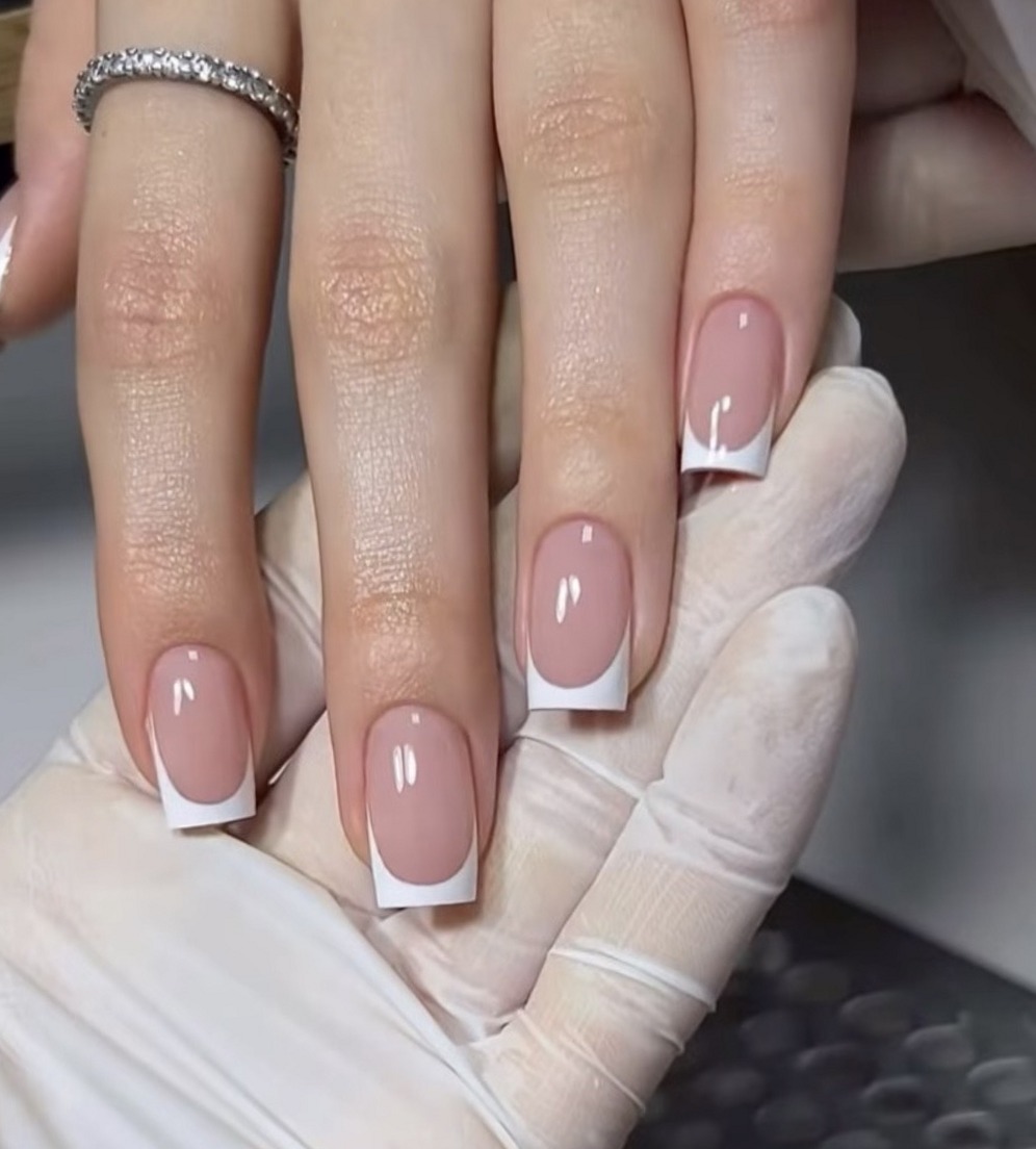 Witte french nagels, vierkant gevijld