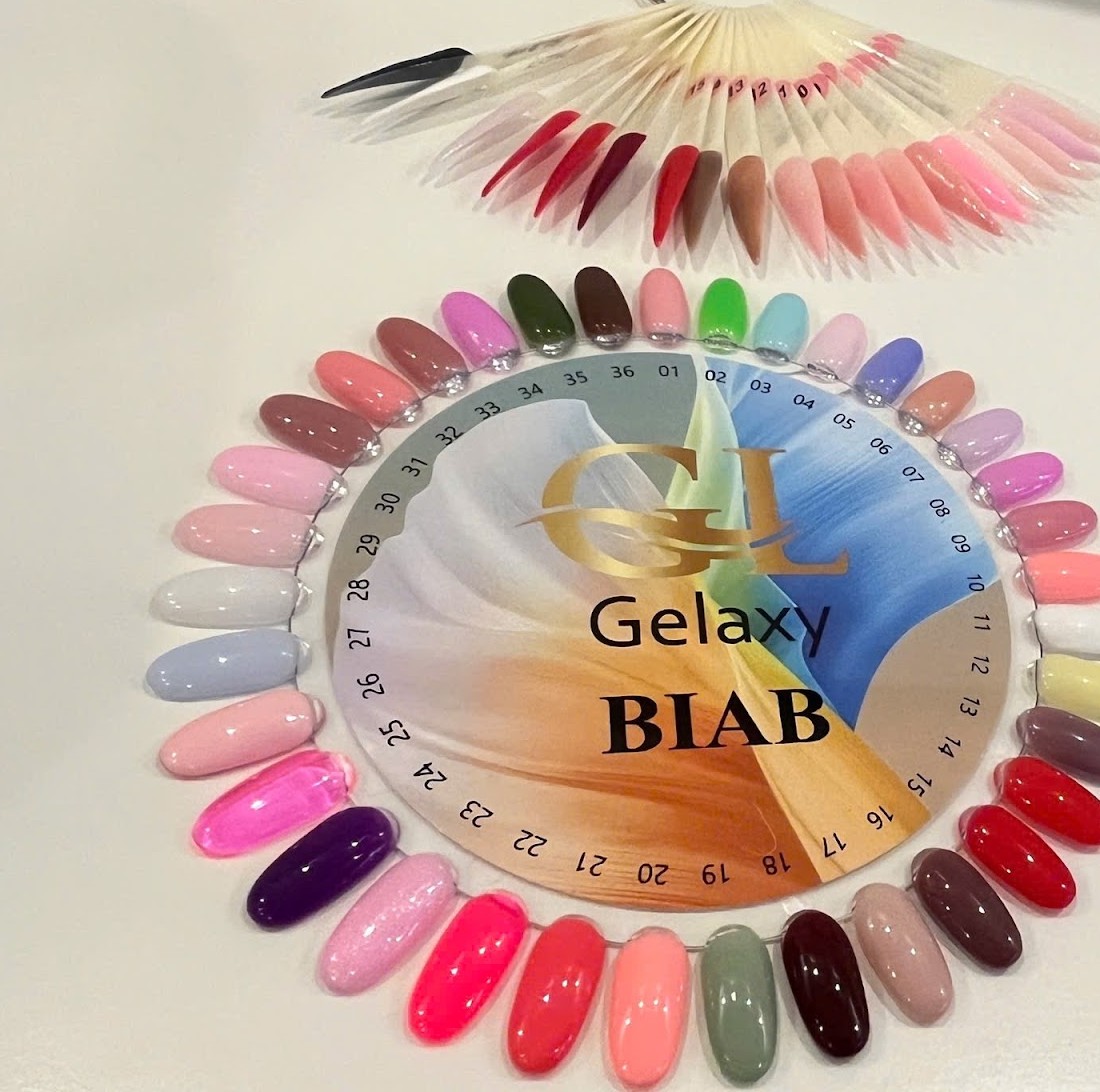 Een Gelaxy BIAB-kleurwaaier met ronde kleurtips en een waaier met nageltips erboven